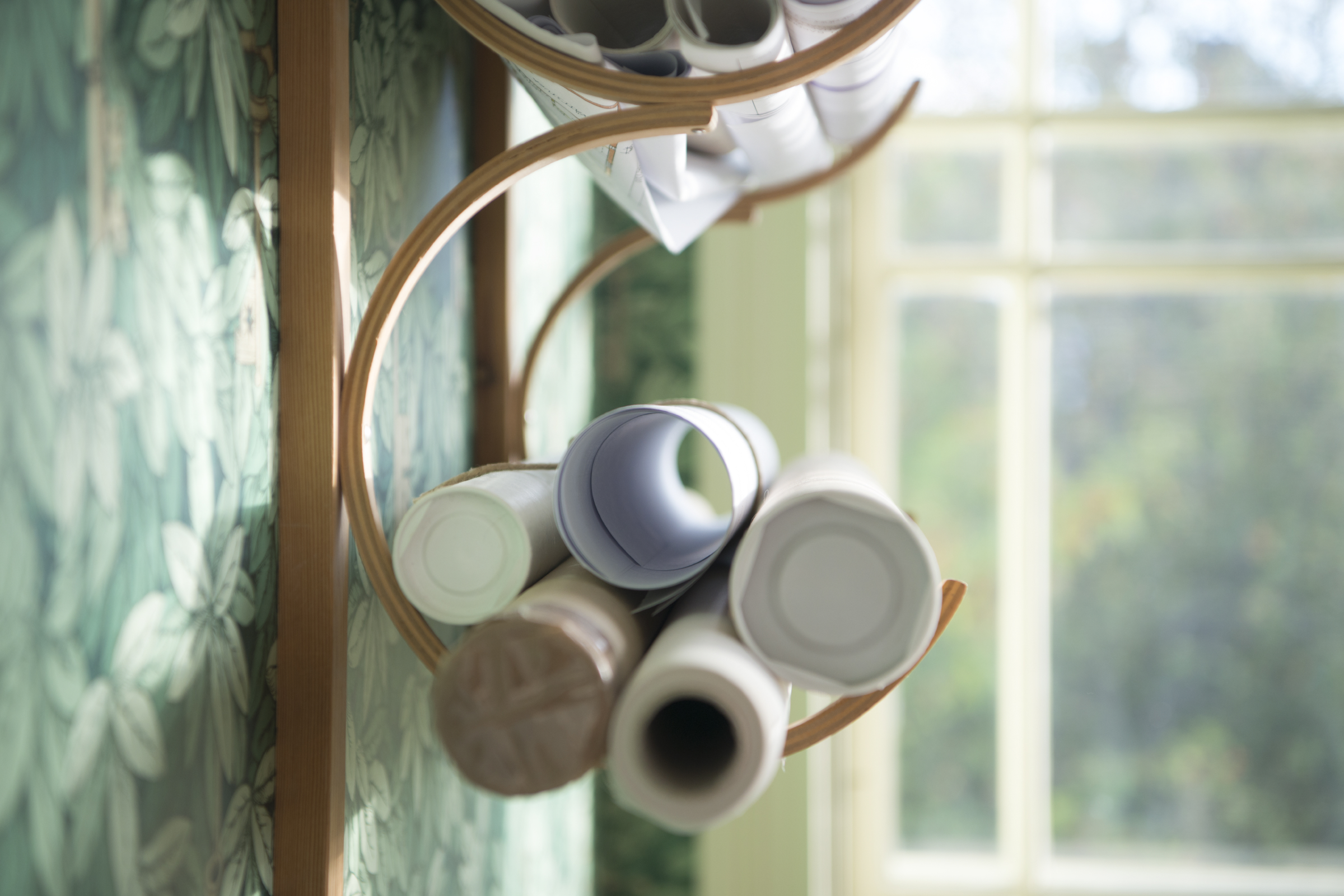 Ritningsrullar på en hylla